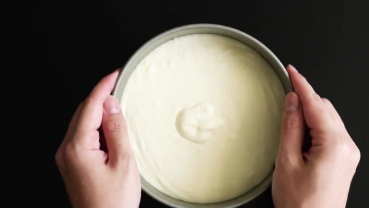 【清爽可口的葡萄果冻蛋糕】大珠小珠不一定落玉盘,也可能……落到晶莹剔透的白葡萄酒金箔果冻里